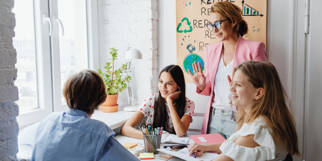 Học viên lớp 6–12 tham gia khóa học tiếng Anh nền tảng và IELTS tại trung tâm Eros Fluent English